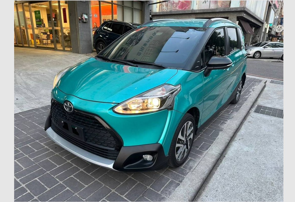 TOYOTA Sienta Crossover